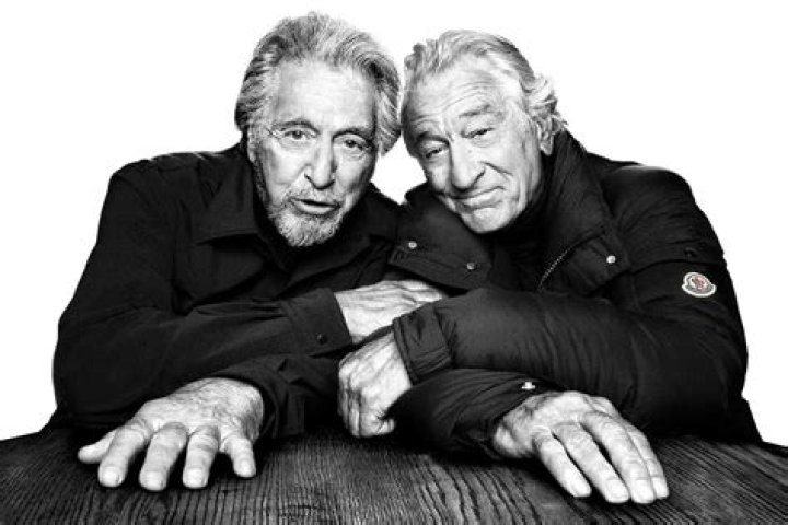 de niro and pacino sit in a court room hearing the judge&rsquo;s verdict