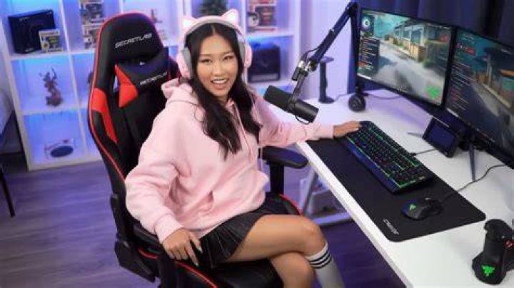 Fans praising the streamer for keeping strong through the ordeals (Image via xQc Clips/ YouTube)